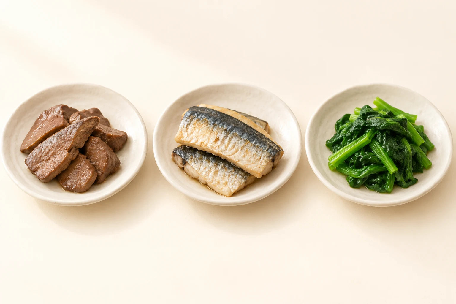 レバー、青魚、ほうれん草を盛り付けた料理のイメージ