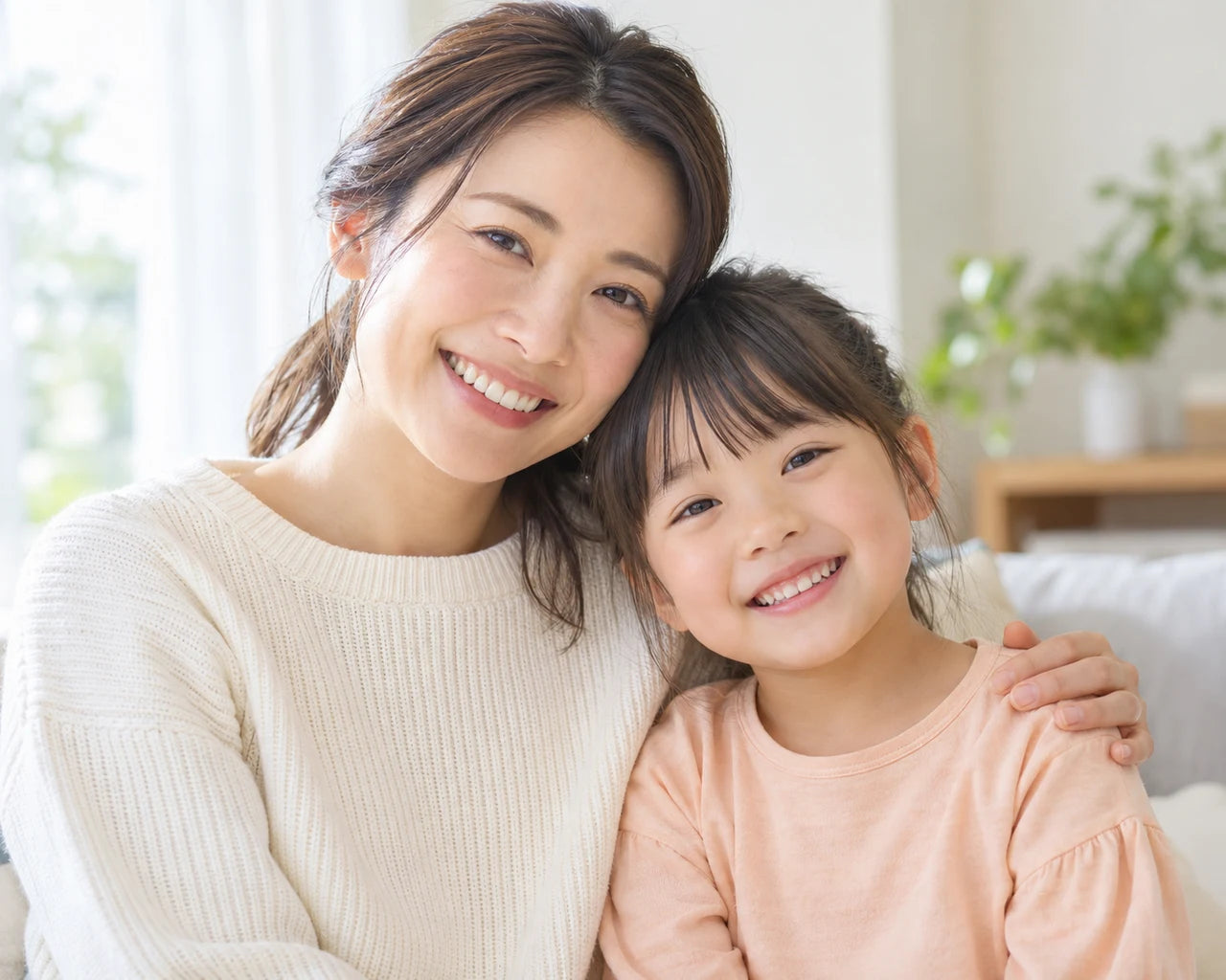 穏やかに寄り添い笑顔を見せる母と娘のイメージ